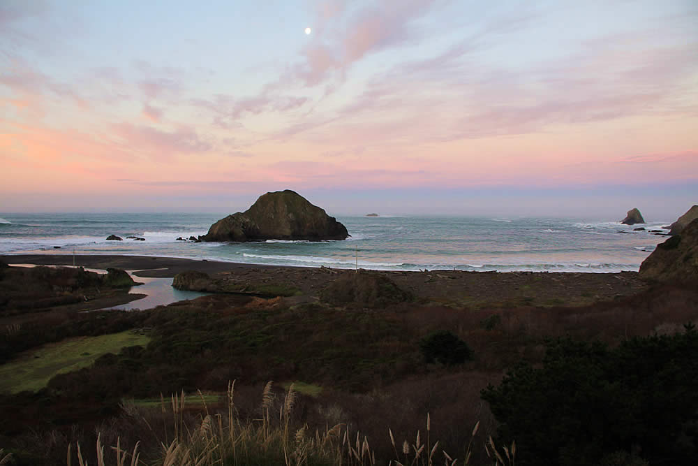 mendocino coast lodging - oceanfront in elk california - sunrise scene over ocean