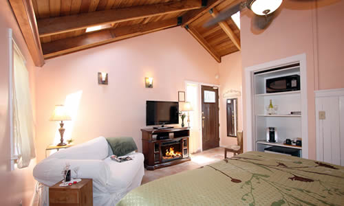 elk cove inn hideaway guestroom on mendocino coast
