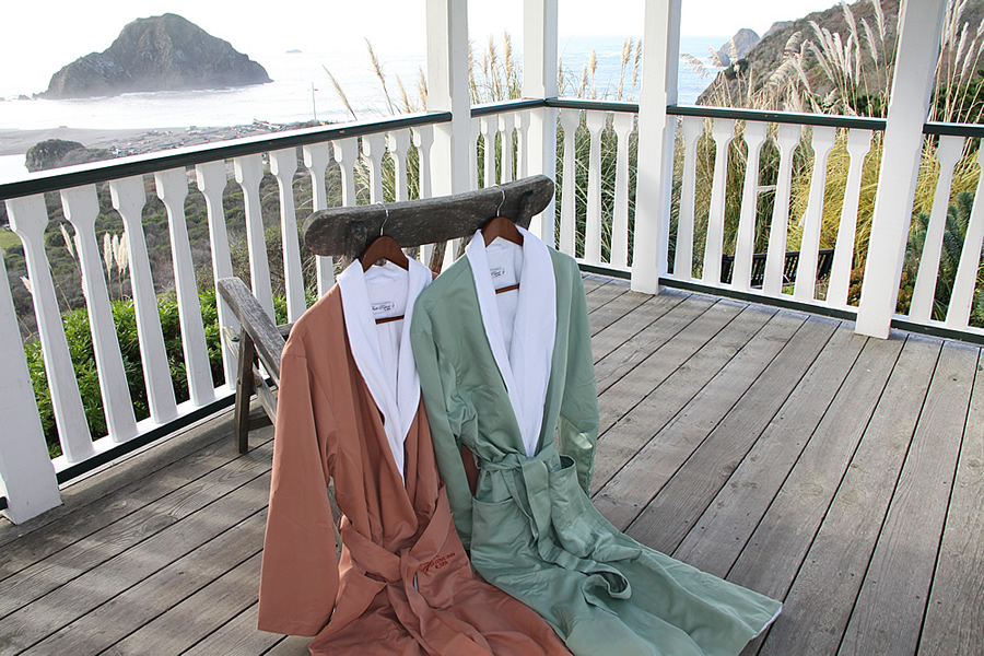 mendocino coast lodging - elk cove inn cozy robes